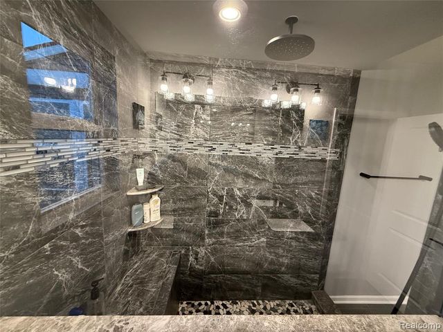 4811 Broomfield Way, Lake Orion, MI 48359