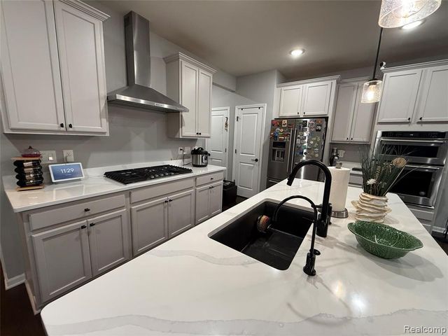 4811 Broomfield Way, Lake Orion, MI 48359