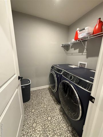 4811 Broomfield Way, Lake Orion, MI 48359