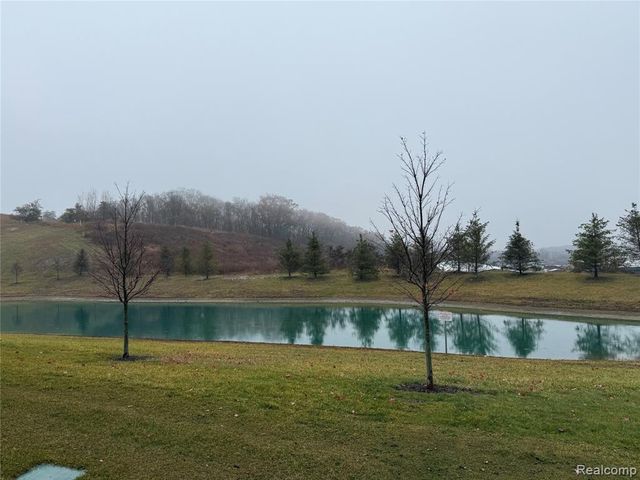 4811 Broomfield Way, Lake Orion, MI 48359