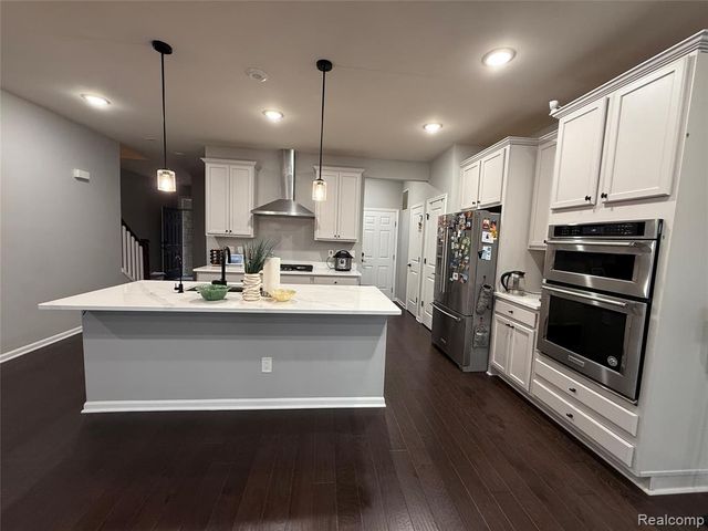 4811 Broomfield Way, Lake Orion, MI 48359