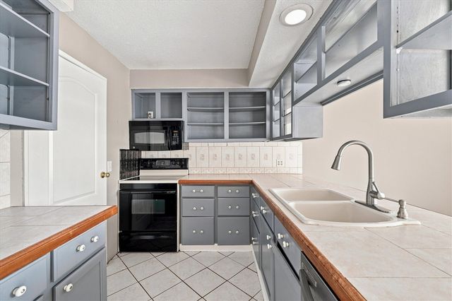 893 Cliffs Drive Unit: 107, Ypsilanti, MI 48198