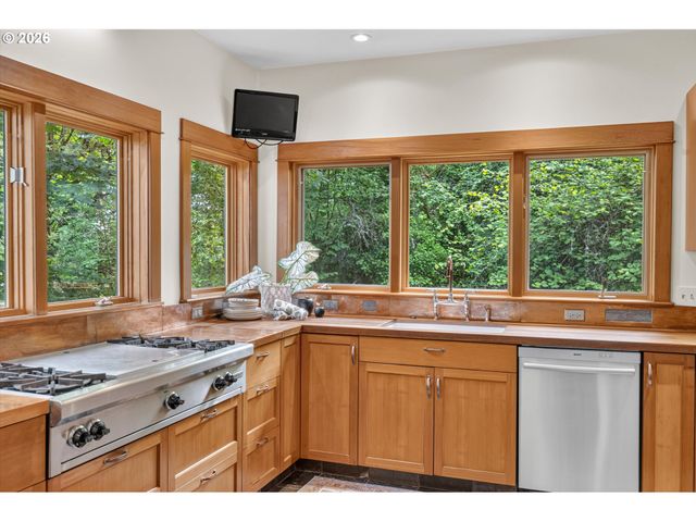 9505 Nw GERMANTOWN Rd, Portland, OR 97231