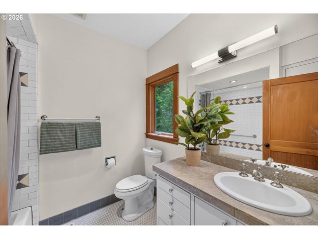 9505 Nw GERMANTOWN Rd, Portland, OR 97231