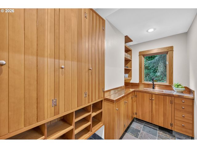 9505 Nw GERMANTOWN Rd, Portland, OR 97231
