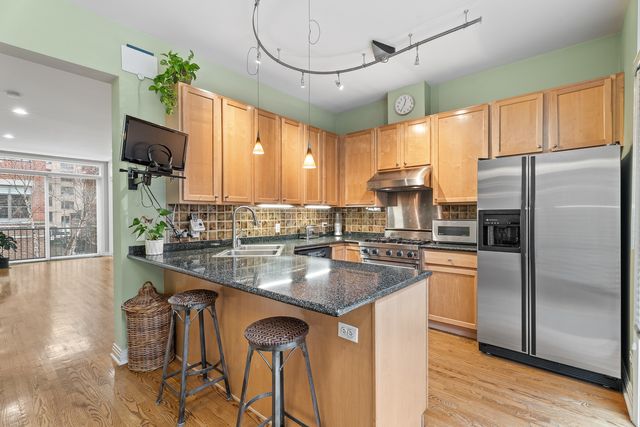 310 N Clinton Street E, Chicago, IL 60661