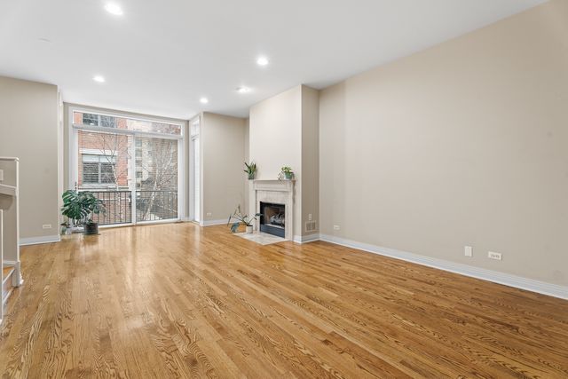 310 N Clinton Street E, Chicago, IL 60661