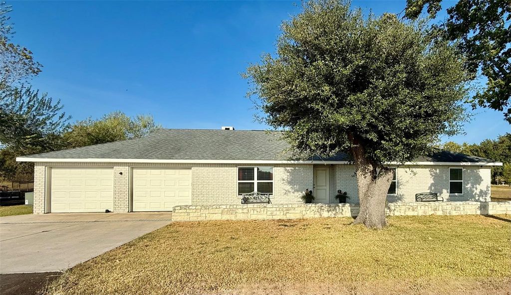407 Lakeview Drive, Wallis, TX 77485