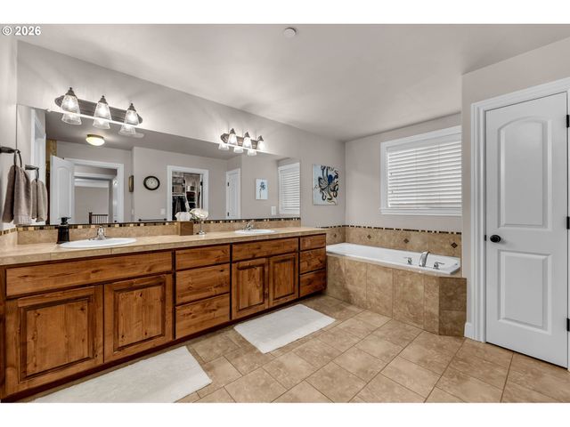 845 Nw SACAJAWEA St, Camas, WA 98607