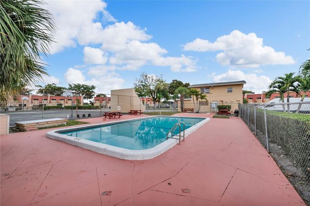 34 Meacham Ln, Tamarac, FL 33319