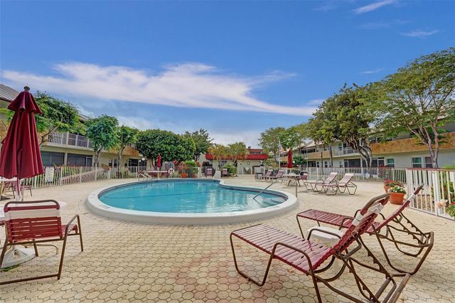 860 SE 6th Avenue 402, Deerfield Beach, FL 33441