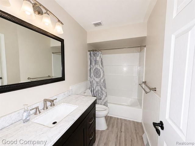 656 E Hudson Avenue, Madison Heights, MI 48071