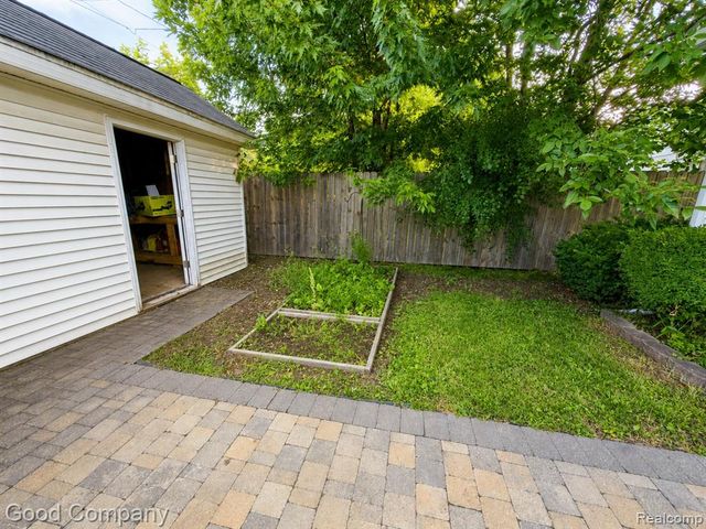 656 E Hudson Avenue, Madison Heights, MI 48071