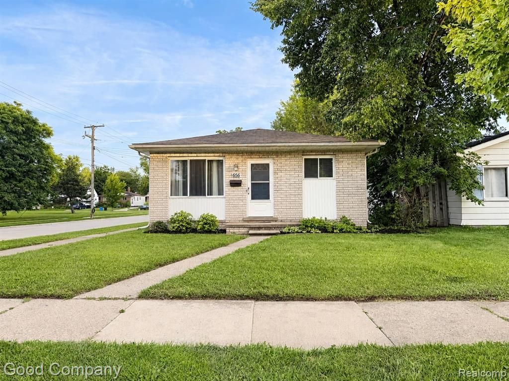 656 E Hudson Avenue, Madison Heights, MI 48071