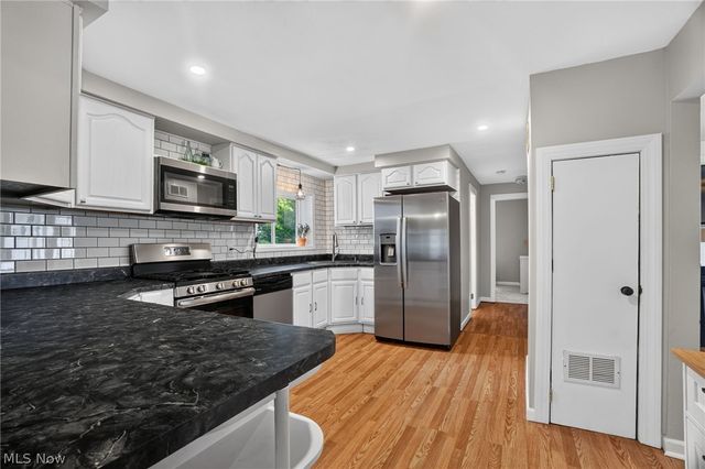 13772 Carlton Street, Burton, OH 44021