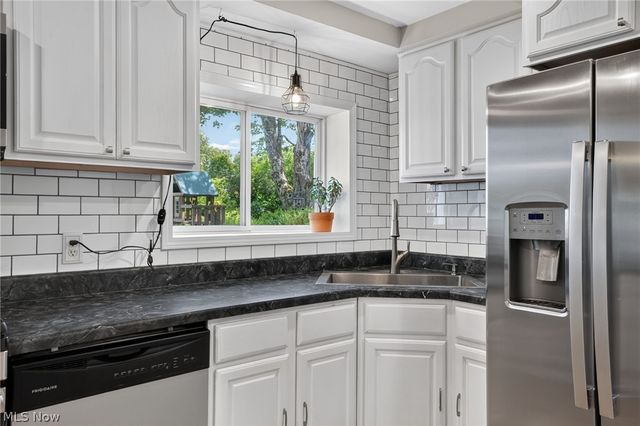 13772 Carlton Street, Burton, OH 44021