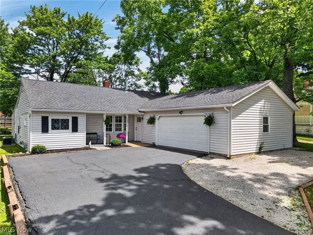 13772 Carlton Street, Burton, OH 44021