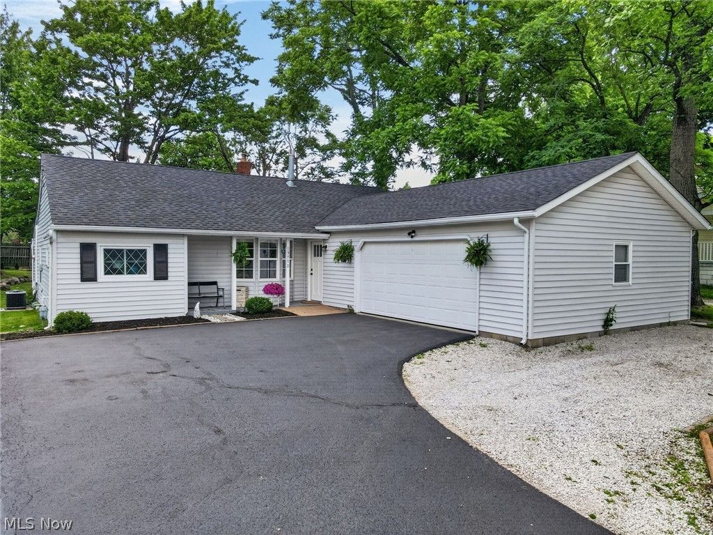 13772 Carlton Street, Burton, OH 44021