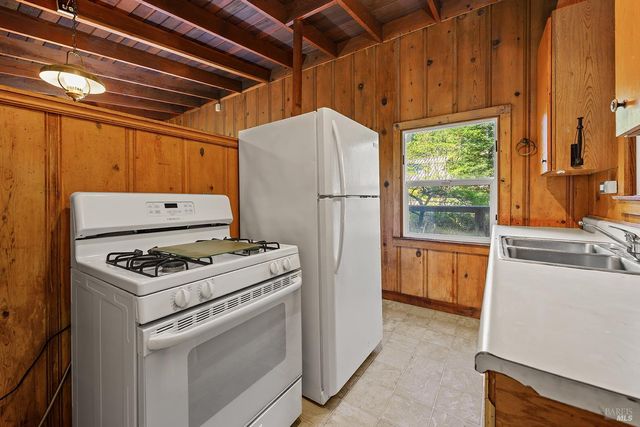 20719 Foothill Dr, Monte Rio, CA 95462