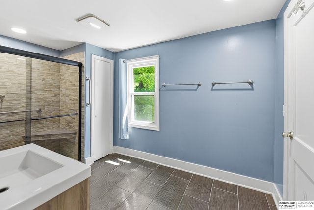 807 N 49th Street, Omaha, NE 68132