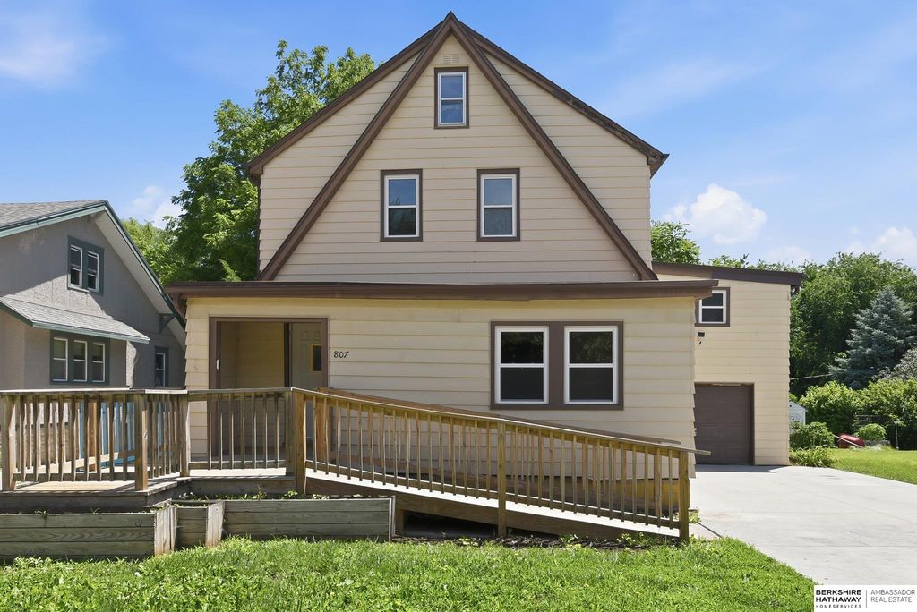 807 N 49th Street, Omaha, NE 68132