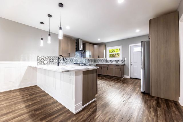 806 S 19th Avenue, Maywood, IL 60153