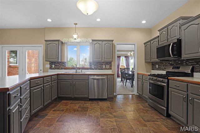 910 Cherry Lane, Washington, MO 63090