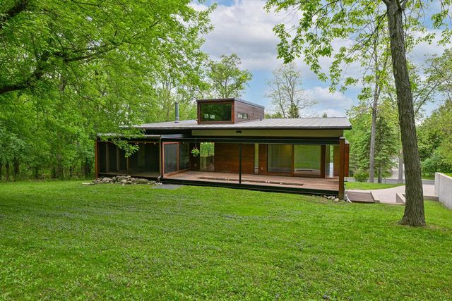 N6313 Paradise DRIVE, Burlington, WI 53105