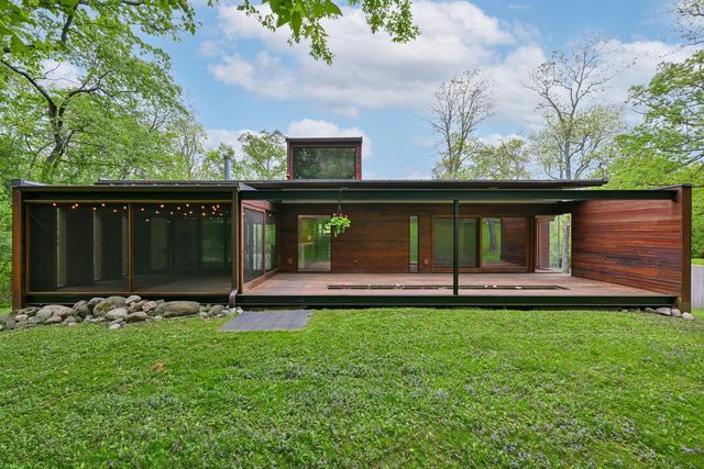 N6313 Paradise DRIVE, Burlington, WI 53105