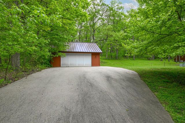 N6313 Paradise DRIVE, Burlington, WI 53105
