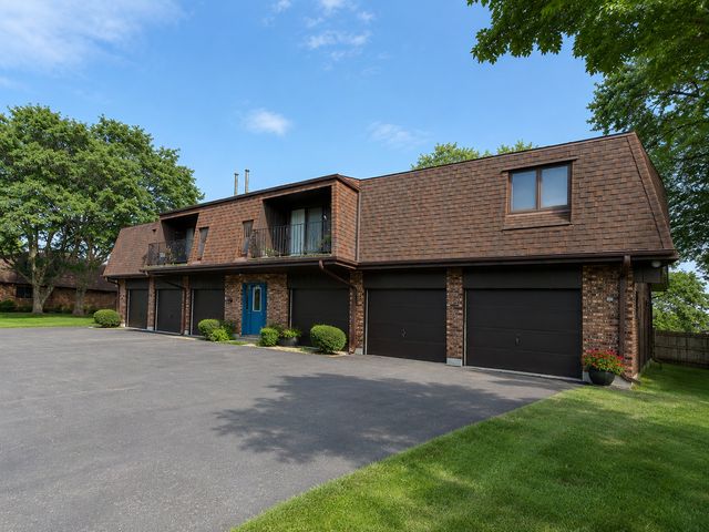 10640 S Brooklodge Lane 2B, Palos Hills, IL 60465