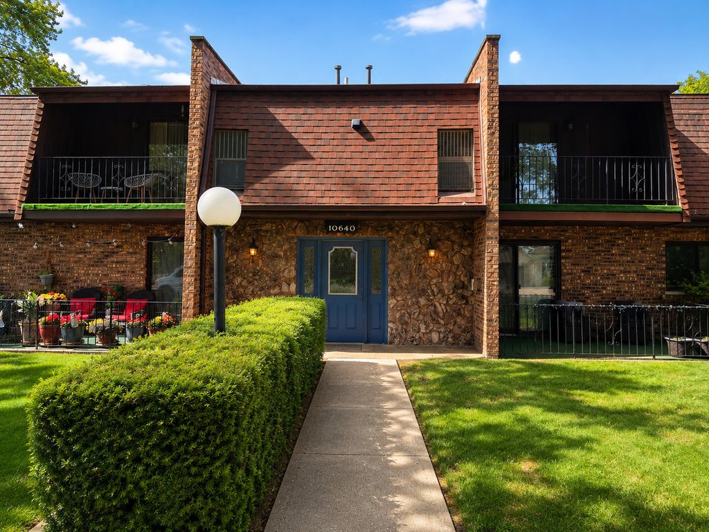 10640 S Brooklodge Lane 2B, Palos Hills, IL 60465