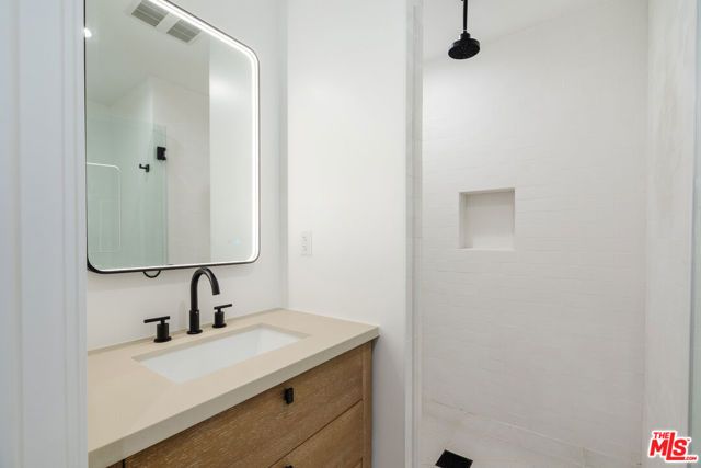 6763 Lexington Avenue B, Los Angeles, CA 90038