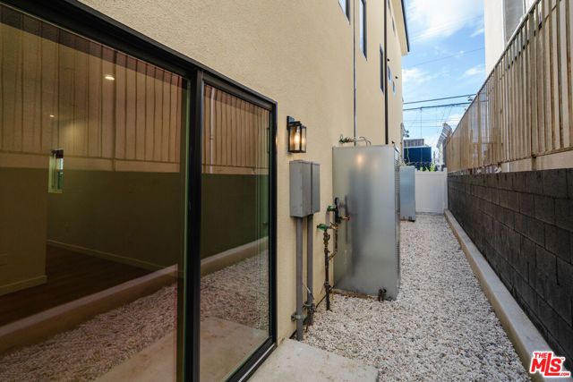 6763 Lexington Avenue B, Los Angeles, CA 90038