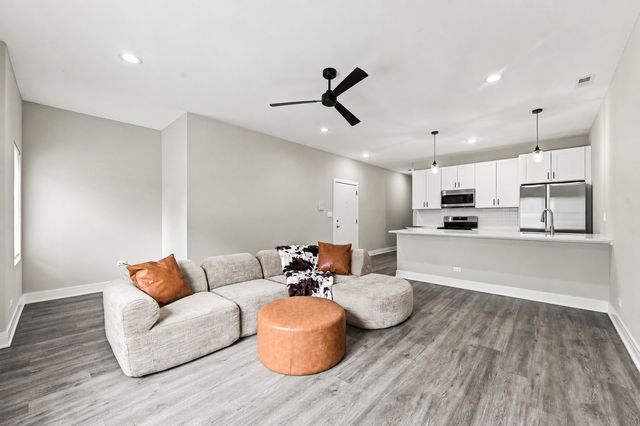 4053 S Prairie Avenue, Chicago, IL 60653