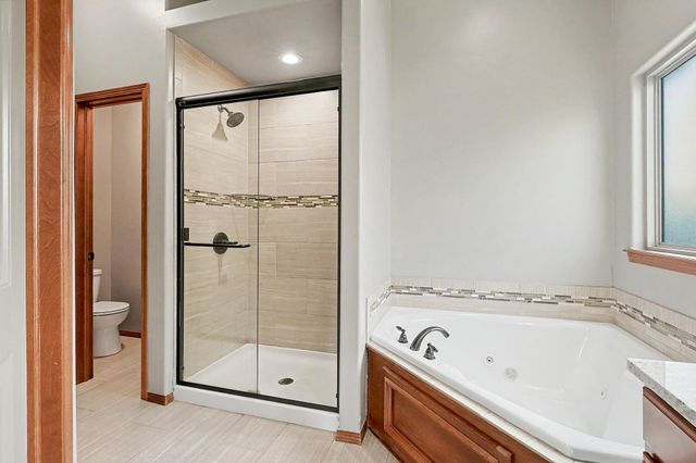 1213 N Lake Ridge Dr, Derby, KS 67037