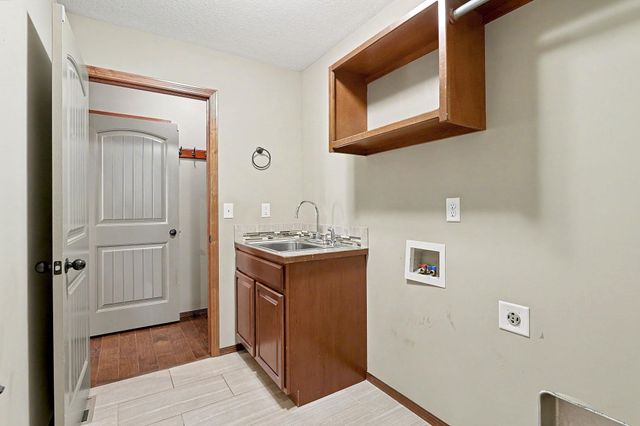 1213 N Lake Ridge Dr, Derby, KS 67037
