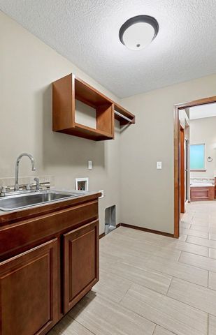 1213 N Lake Ridge Dr, Derby, KS 67037