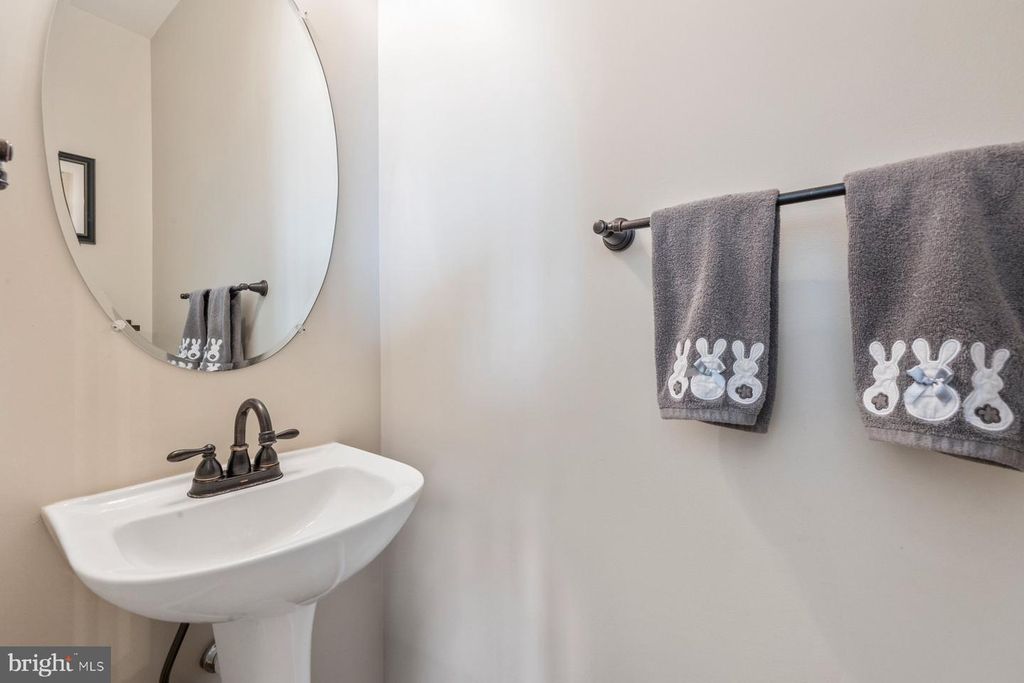 Image 15 of property listing at 207 LONGPOINT WAY, Gaithersburg, MD 20878