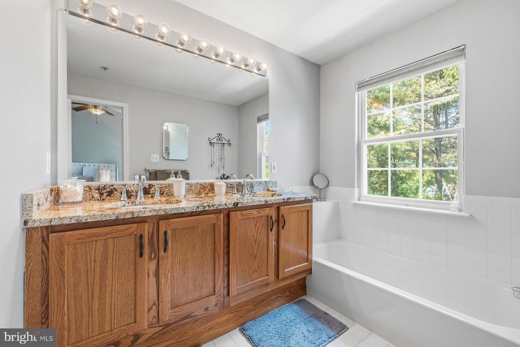 Image 19 of property listing at 207 LONGPOINT WAY, Gaithersburg, MD 20878