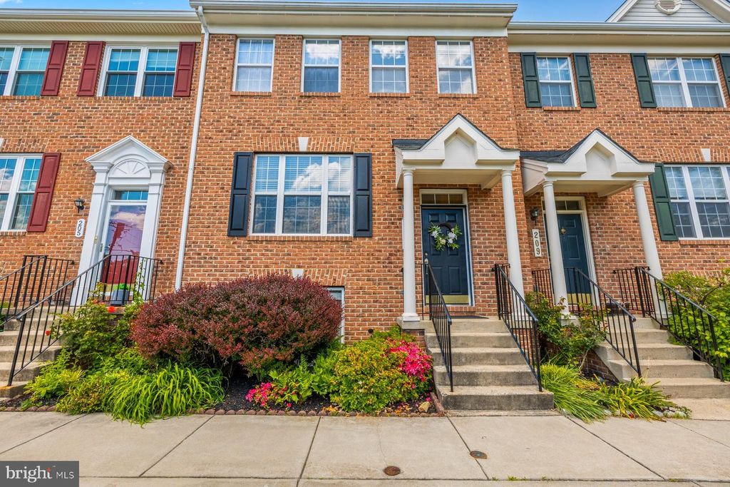 Image 2 of property listing at 207 LONGPOINT WAY, Gaithersburg, MD 20878