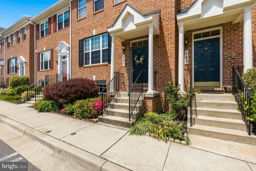 Image 3 of property listing at 207 LONGPOINT WAY, Gaithersburg, MD 20878