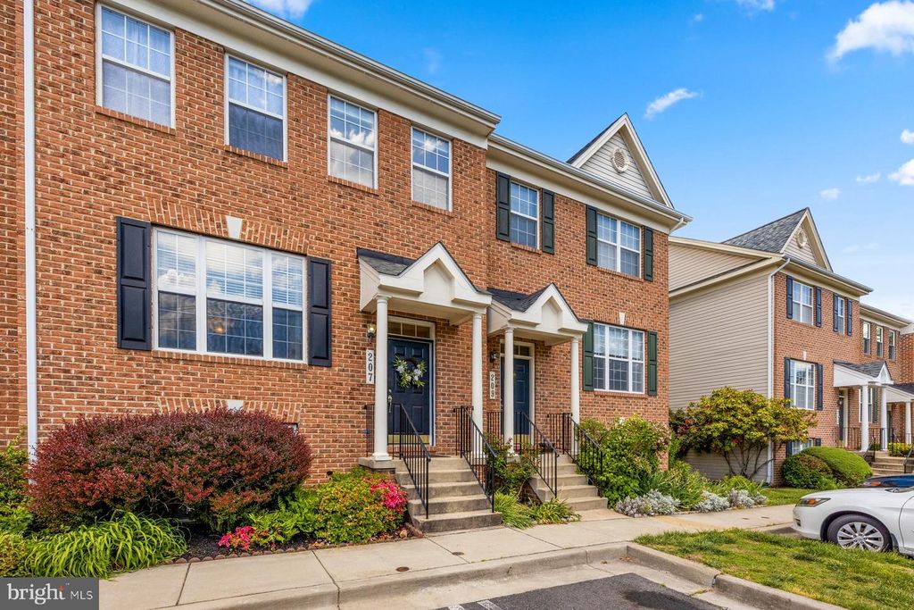 Image 4 of property listing at 207 LONGPOINT WAY, Gaithersburg, MD 20878