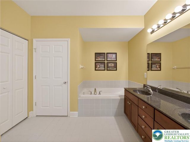 2304 Hollow View Drive, Easton, PA 18040