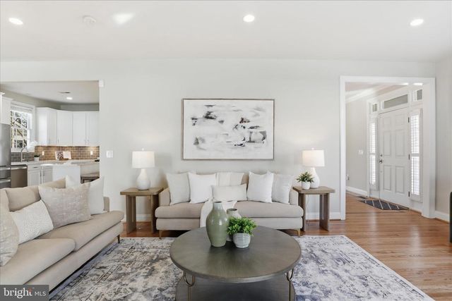 1633 S TAYLOR ST, Arlington, VA 22204