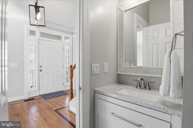 1633 S TAYLOR ST, Arlington, VA 22204