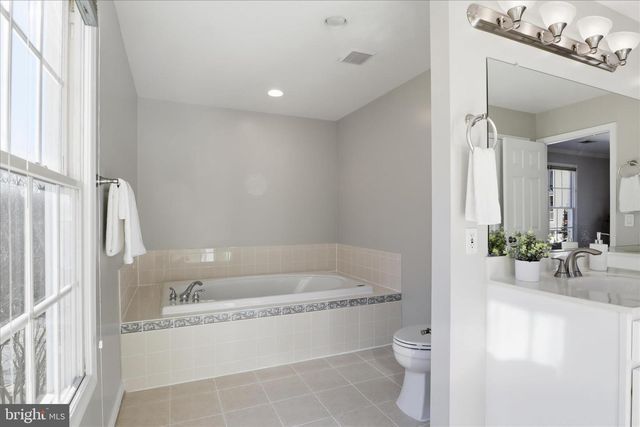 1633 S TAYLOR ST, Arlington, VA 22204