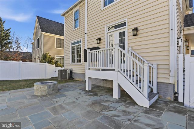 1633 S TAYLOR ST, Arlington, VA 22204