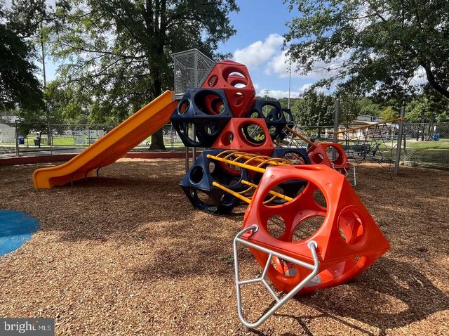 1633 S TAYLOR ST, Arlington, VA 22204