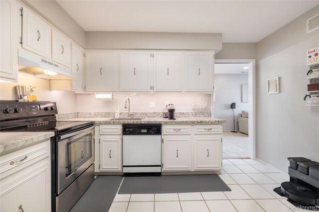 8095 Colony Drive 22, Grosse Ile Township, MI 48138